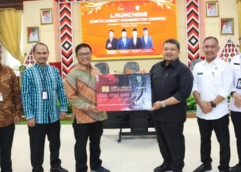 Bupati Tapsel Dolly Pasaribu bersama Bank Sumut saat peluncuran Kartu Kredit Pemerintah Daerah atau disebut KKPD di aula kantor bupati, Rabu (23/8). (IST)