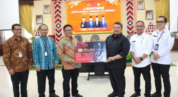 Bupati Tapsel Dolly Pasaribu bersama Bank Sumut saat peluncuran Kartu Kredit Pemerintah Daerah atau disebut KKPD di aula kantor bupati, Rabu (23/8). (IST)