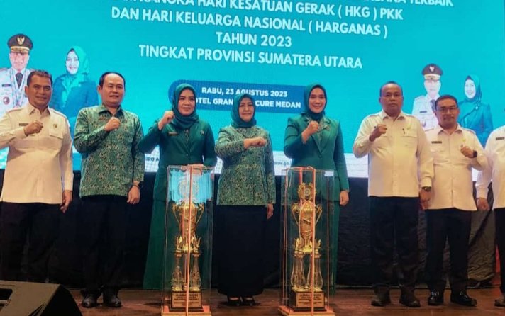Ketua TP PKK Provinsi Sumut Nawal Lubis dan Ketua TP PKK Kabupaten Tapsel Rosalina Dolly Pasaribu fhoto bersama  Tapsel juara umum dalam rangka perlombaan Hari Kesatuan Gerak (HKG) PKK dan Hari Keluarga Nasional (Harganas) Tahun 2023 tingkat Provinsi Sumut di Hotel Grand Mercure, Jalan Sutomo No 1 Medan, Rabu (23/8). (IST)