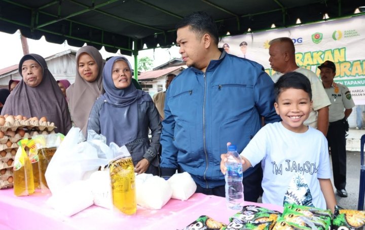 Bupati Tapsel, Dolly Pasaribu bersama anak Hasan Thariq saat meninjau kegiatan Gerakan Pangan Murah di Desa Huta tonga.  (IST)