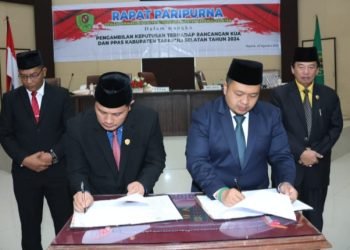 Bupati Tapsel Dolly Pasaribu bersama Ketua DPRD saat penandatanganan nota kesepakatan KUA dan PPAS tahun anggaran 2024. (IST)