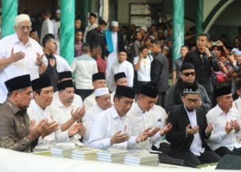 Presiden Republik Indonesia (RI) Joko Widodo, Gubernur Sumatera Utara (Sumut) Edy Rahmayadi, ustaz kondang Adi Hidayat serta ribuan masyarakat, alim ulama dan lainnya menghadiri Haul ke-2 Almarhum Haji Anif bin H Gulrang Shah di Masjid Al Musanif Medan, Jumat (25/8). (DISKOMINFO SUMUT)