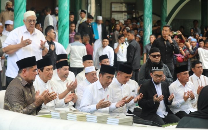 Presiden Republik Indonesia (RI) Joko Widodo, Gubernur Sumatera Utara (Sumut) Edy Rahmayadi, ustaz kondang Adi Hidayat serta ribuan masyarakat, alim ulama dan lainnya menghadiri Haul ke-2 Almarhum Haji Anif bin H Gulrang Shah di Masjid Al Musanif Medan, Jumat (25/8). (DISKOMINFO SUMUT)