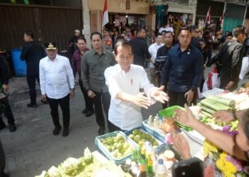 Presiden Republik Indonesia Joko Widodo didampingi Gubernur Sumatera Utara (Sumut) Edy Rahmayadi mengunjungi pasar Brahrang di Jalan Gatot Subroto, Kecamatan Binjai Barat, Kota Binjai, Jumat (25/8).  Juga menyerahkan Bantuan Langsung Tunai (BLT) kepada para pedagang pasar. (Diskominfo Provsu)