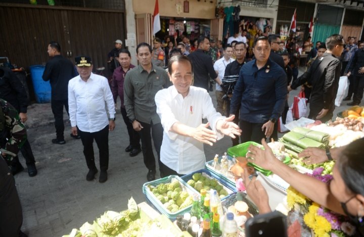 Presiden Republik Indonesia Joko Widodo didampingi Gubernur Sumatera Utara (Sumut) Edy Rahmayadi mengunjungi pasar Brahrang di Jalan Gatot Subroto, Kecamatan Binjai Barat, Kota Binjai, Jumat (25/8).  Juga menyerahkan Bantuan Langsung Tunai (BLT) kepada para pedagang pasar. (Diskominfo Provsu)