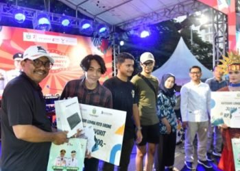 Kepala Dinas Kominfo Sumut Ilyas Sitorus menyerahkan tablet kepada pemenang lomba foto kategori drone pada acara penyerahan hadiah lomba foto dan video Vistara 2023 di Area Perluasan Kantor Gubernur, Jalan RA Kartini, Medan, Sabtu (26/8). (Diskominfo Sumut)