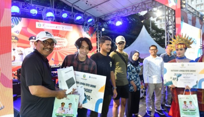 Kepala Dinas Kominfo Sumut Ilyas Sitorus menyerahkan tablet kepada pemenang lomba foto kategori drone pada acara penyerahan hadiah lomba foto dan video Vistara 2023 di Area Perluasan Kantor Gubernur, Jalan RA Kartini, Medan, Sabtu (26/8). (Diskominfo Sumut)