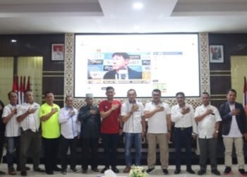 Kapolres  Tapsel AKBP Imam Zamroni, S.I.K, MH bersama jajarannya fhoto bersama dengan Pengurus PWI Tabagsel priode 2023-2026, acara silaturahmi yang dirangkai dengan nonton bareng laga final sepakbola Piala AFF U23 Indonesia vs Vietnam di Aula Pratidina Mapolres Tapsel (26/8) malam.(IST)