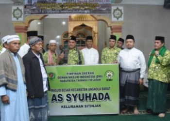 Bupati Tapsel Dolly Pasaribu menyerahkan plang Masjid, usai solat subuh di angkola barat Tapsel. (IST)