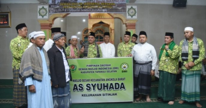 Bupati Tapsel Dolly Pasaribu menyerahkan plang Masjid, usai solat subuh di angkola barat Tapsel. (IST)