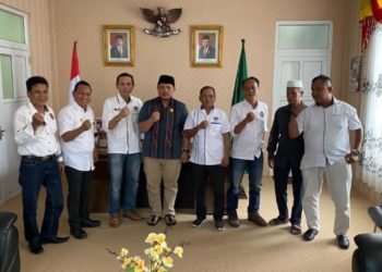 Ketua DPRD Kabupaten Tapanuli Selatan, Abdul Basith Dalimunthe didampingi Ketua PWI Tabagsel Kodir Pohan dan pengurus PWI Tabagsel. (IST)