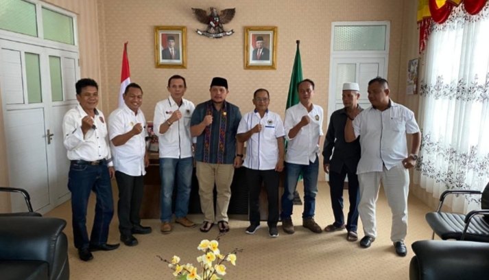 Ketua DPRD Kabupaten Tapanuli Selatan, Abdul Basith Dalimunthe didampingi Ketua PWI Tabagsel Kodir Pohan dan pengurus PWI Tabagsel. (IST)