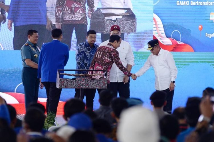 Presiden Republik Indonesia Joko Widodo didampingi oleh Gubernur Sumatera Utara (Sumut) Edy Rahmayadi menghadiri Pengukuhan Dewan Pimpinan Pusat Gerakan Angkatan Muda Kristen Indonesia (GAMKI) Periode 2023-2026 sekaligus membuka Rapat Kerja Nasional GAMKI 2023 di Lapangan Benteng Jalan Pengadilan Kota Medan, Sabtu (19/8). (Diskominfo Sumut)