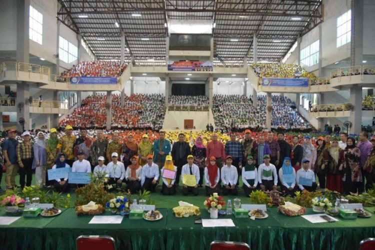 Rektor Unimed Prof Dr Syamsul Gultom MKes ketika menggelar Pengenalan Kehidupan Kampus bagi Mahasiswa Baru (PKKMB) TA 2023/2024.