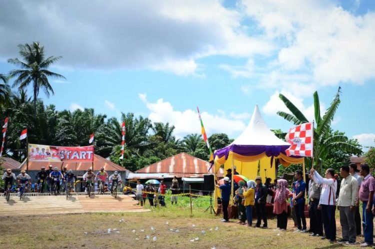 Wali Kota  Padangsidimpuan lepas peserta Gebyar Olahraga Kota Padangsidimpuan Kejuaraan BMX dilapangan BMX di Esdeli, Ujung Padang, Minggu (20/8/2023). (IST)