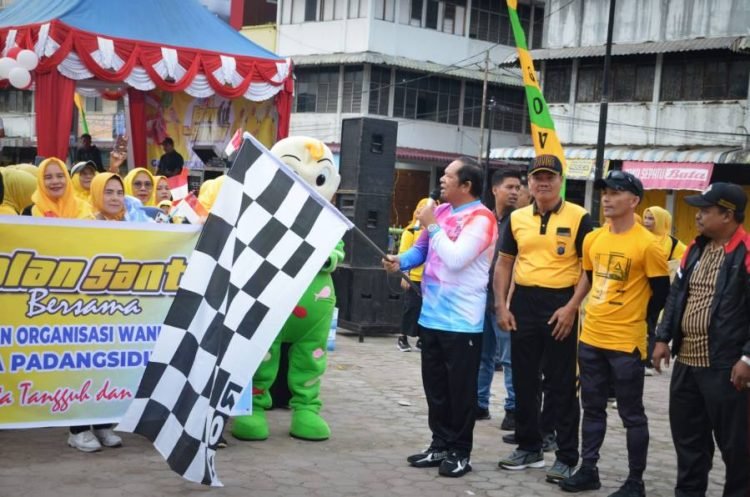 Wali Kota Padangsidimpuan melepas jalan santai GOW dari halaman bolak kota Padangsidimpuan. (IST).