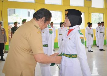 Wali Kota Padangsidimpuan Irsan efendi Nasutioan saat mengukuhkan pasukan Capaska  (IST)