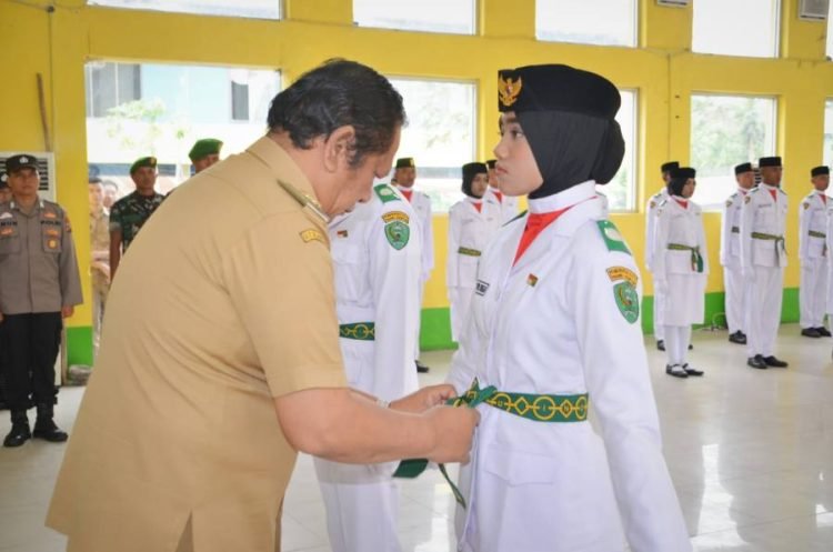 Wali Kota Padangsidimpuan Irsan efendi Nasutioan saat mengukuhkan pasukan Capaska  (IST)