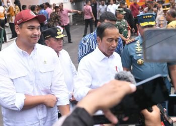 Gubernur Sumatera Utara (Sumut) Edy Rahmayadi mendampingi Presiden Republik Indonesia, Joko Widodo meninjau Pasar Sukaramai, Jalan A.R. Hakim Medan, Sabtu (19/8/2023). Kunjungan ke pasar ini untuk meninjau harga dan pasokan sejumlah komoditas pangan. (Diskominfo Sumut).