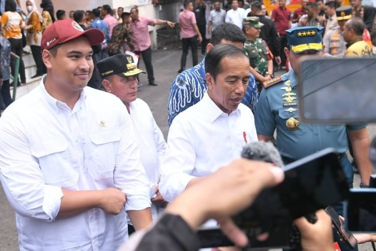 Gubernur Sumatera Utara (Sumut) Edy Rahmayadi mendampingi Presiden Republik Indonesia, Joko Widodo meninjau Pasar Sukaramai, Jalan A.R. Hakim Medan, Sabtu (19/8/2023). Kunjungan ke pasar ini untuk meninjau harga dan pasokan sejumlah komoditas pangan. (Diskominfo Sumut).