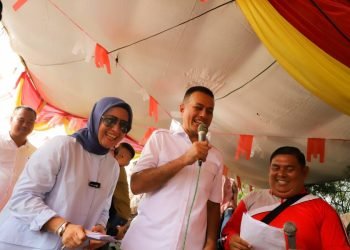 Wakil Gubernur (Wagub) Sumatera Utara (Sumut) Musa Rajekshah bersama Ketua Bidang Pembinaan Karakter dan Keluarga TP PKK Sumut Sri Ayu Mihari melepas perlombaan dayung sampan tradisional di Desa Paluh Dibaji, Kecamatan Pantai Labu, Kabupaten Deliserdang, Minggu (20/8).  (DISKOMINFO SUMUT)