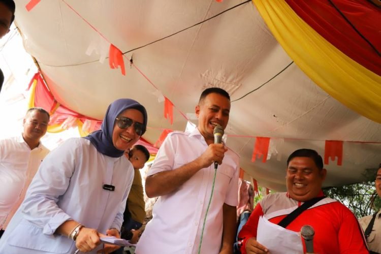 Wakil Gubernur (Wagub) Sumatera Utara (Sumut) Musa Rajekshah bersama Ketua Bidang Pembinaan Karakter dan Keluarga TP PKK Sumut Sri Ayu Mihari melepas perlombaan dayung sampan tradisional di Desa Paluh Dibaji, Kecamatan Pantai Labu, Kabupaten Deliserdang, Minggu (20/8).  (DISKOMINFO SUMUT)