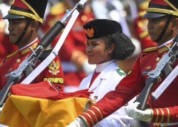 Sepatu Anggota Paskibraka asal Papua Pegunungan Lilly Indriani Suparman Wenda copot saat upacara HUT RI ke-78 berlangsung di Istana Negara, Jakarta. (ANTARA FOTO/AKBAR NUGROHO GUMAY)