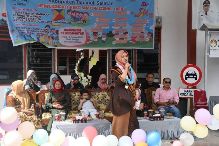 Bunda PAUD Tapsel Rosalina Dolly Pasaribu saat memberikan sambutan di Roadshow di Hari Anak Nasional di Kantor Camat Sipirok, Minggu (30/7/2023). (IST)
