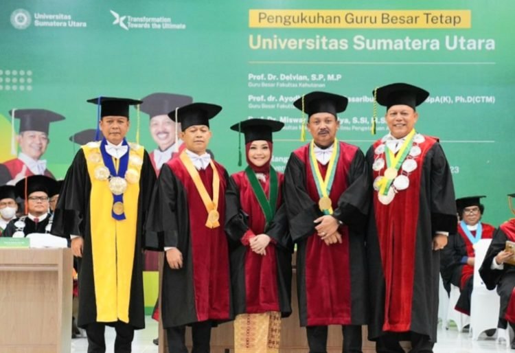 Rektor USU Prof Dr Muryanto Amin bersama 3 guru besar yang baru dikukuhkan.