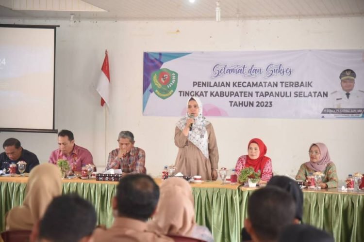 Ketua TP. PKK Kabupaten Tapanuli Selatan (Tapsel),  Rosalina Dolly Pasaribu memberikan arahan saat melakukan peninjauan ke Kecamatan Sipirok, (IST)