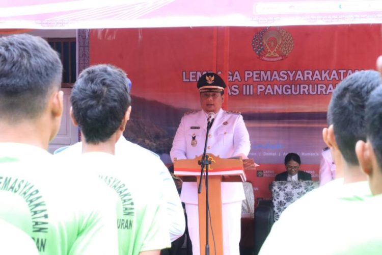 Bupati Samosir memimpin acara penyerahan remisi kepada warga binaan. (Suriono Brandoi)