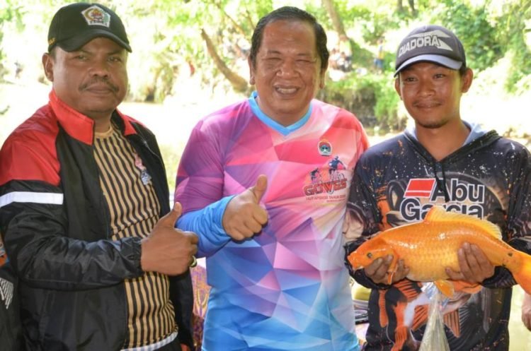 Wali Kota Padangsidimpuan Irsan Nasution fhoto bersama dengan salah satu pemancing dengan ikan hasil Pancingannya. (IST)