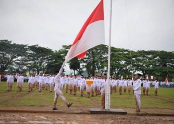 Paskibra pada Hut Kemerdekaan RI -78 di Padangsidimpuan tetap bersemangat walaupun dengan pakaian berlumpur.(IST)