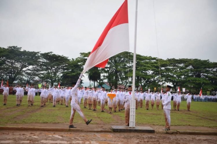 Paskibra pada Hut Kemerdekaan RI -78 di Padangsidimpuan tetap bersemangat walaupun dengan pakaian berlumpur.(IST)