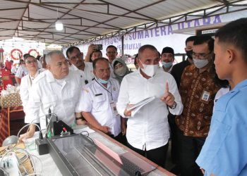 Gubernur Sumatera Utara (Sumut) Edy Rahmayadi didampingi Kepala Dinas Kominfo Sumut Ilyas Sitorus dan Kepala Dinas Pendidikan Asren Nasution, meninjau stan pameran, usai meresmikan delapan Sekolah Menengah Kejuruan (SMK) Pusat Keunggulan Zona I Sumut di halaman SMK Negeri 3 Sibolga Jalan Tukka Sibuluan Raya, Kota Sibolga, baru-baru ini. (DISKOMINFO SUMUT)