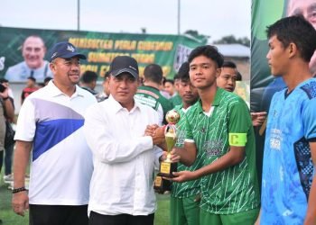 Gubernur Sumatera Utara (Sumut) Edy Rahmayadi menyaksikan laga final Mini Soccer Competition 2023, Piala Gubernur Sumut Edy Rahmayadi di  Zatan Mini Soccer, Jalan Riwayat, Marindal Satu, Kecamatan Patumbak, Kabupaten Deliserdang, Jumat (11/8/2023). Adapun  juara pada pertandingan final tersebut, PPLP Dispora Sumut berhasil menang atas lawannya Koffieky FC pada kategori pelajar, dan DRGS FC meraih juara kategori Umum setelah mengalahkan Mabar FC. (Diskominfo Sumut).