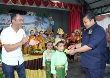 Bupati Tapsel Dolly Pasaribu memberikan Nasi Tumpeng pada para anak pada peringatan HAN. (IST)