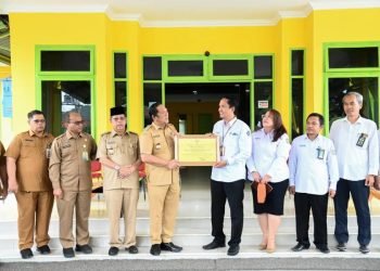 Wali  Kota Padangsidimpuan, Irsan Efendi Nasution menyerahkan piagam penghargaaan pada Kepala KPKNL Padangsidimpuan, Raden Hariadi Murti Kurniawan, Senin  (31/7) di Pendopo Kantor Wali Kota Padangsidimpuan. (IST)