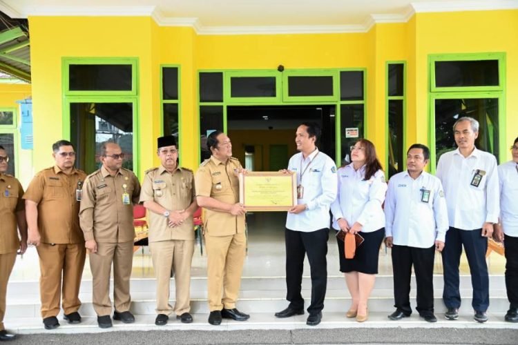 Wali  Kota Padangsidimpuan, Irsan Efendi Nasution menyerahkan piagam penghargaaan pada Kepala KPKNL Padangsidimpuan, Raden Hariadi Murti Kurniawan, Senin  (31/7) di Pendopo Kantor Wali Kota Padangsidimpuan. (IST)