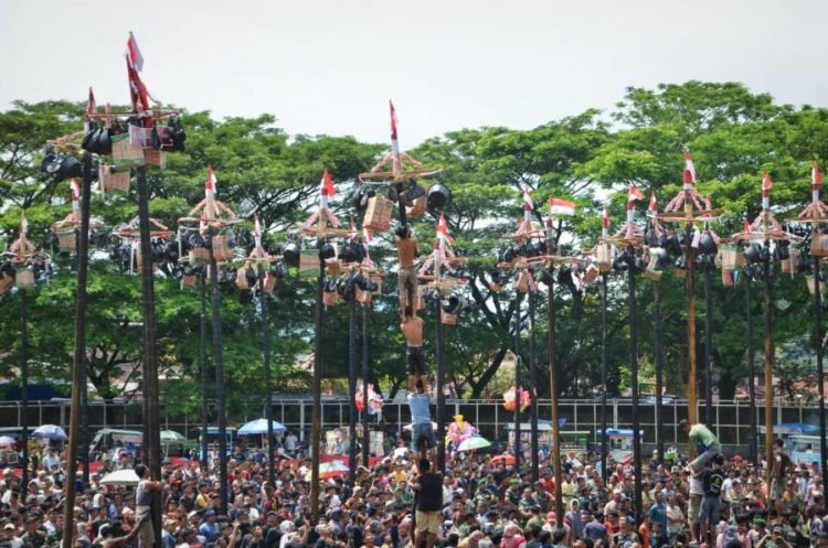 Ratusan warga sangat antusias menyaksikan lomba panjat pinang meriahkan HUT RI Ke-78 di Stadion HM .Nurdin Nasution Padangsidimopan. (IST)
