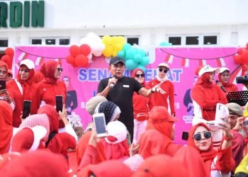 Gubernur Sumatera Utara (Sumut) Edy Rahmayadi bersama Ketua Tim Penggerak Pemberdayaan dan Kesejahteraan Keluarga (TP PKK) Provinsi Sumut Nawal Lubis mengikuti Senam Sehat bersama keluarga besar Ikatan Pengusaha Muslim Indonesia (IPEMI) Sumut, di Halaman Rumah Dinas Gubernur Sumut, Jalan Sudirman Medan, Minggu (13/8/2023). (Diskominfo Sumut)