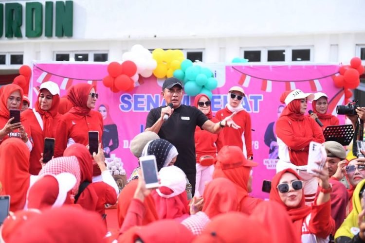 Gubernur Sumatera Utara (Sumut) Edy Rahmayadi bersama Ketua Tim Penggerak Pemberdayaan dan Kesejahteraan Keluarga (TP PKK) Provinsi Sumut Nawal Lubis mengikuti Senam Sehat bersama keluarga besar Ikatan Pengusaha Muslim Indonesia (IPEMI) Sumut, di Halaman Rumah Dinas Gubernur Sumut, Jalan Sudirman Medan, Minggu (13/8/2023). (Diskominfo Sumut)