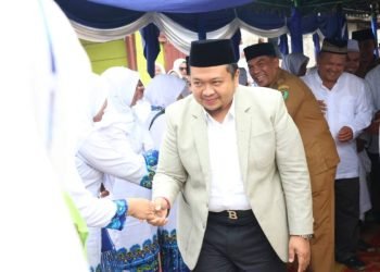 Bupati Tapsel Dolly Pasaribu saat menghadiri pengajian Akbar BKMT di Desa Sialagundi, Kecamatan Sipirok, Selasa (1/8). (IST)