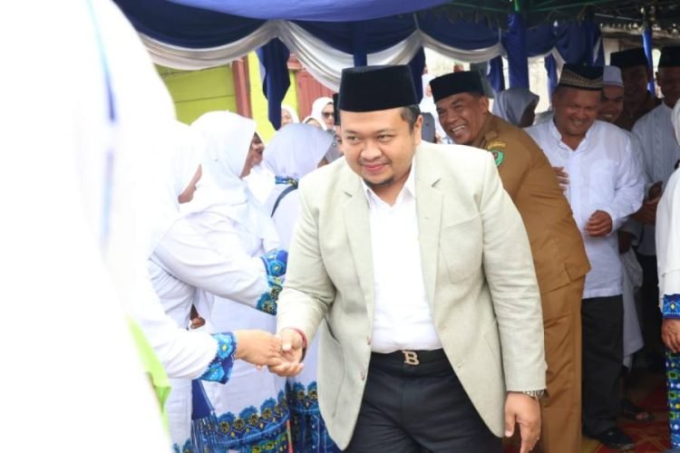 Bupati Tapsel Dolly Pasaribu saat menghadiri pengajian Akbar BKMT di Desa Sialagundi, Kecamatan Sipirok, Selasa (1/8). (IST)