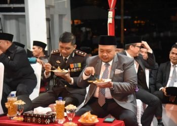 Bupati Tapsel Dolly Pasaribu dan Forkopimda terlihat kompak menikmati makan sate gerobak. (IST)