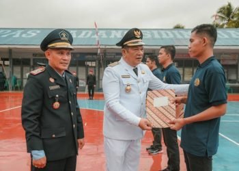 Wali Kota Padangsidimpuan Irsan Efendi Nasution,saat menyerahkan remisi pada tahanan di rutan kelas IIB Padangsidimpuan. (IST)