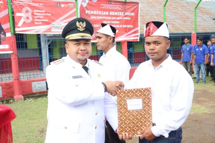 Bupati Tapsel Dolly Pasaribu saat memberikan remisi secara simbolis pada warga binaan lapas kelas II B Sipirok di HUT ke-78 RI. (IST)
