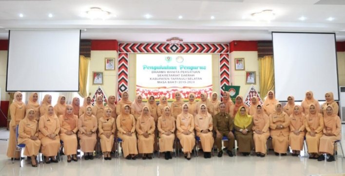 Sekda Tapsel Sofyan adil fhoto bersama dengan penasehat dan  pengurus DPW sekdakab Tapsel. (IST)