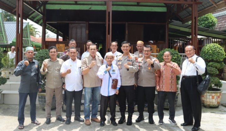 Kapolres Tapsel, AKBP Imam Zamroni, SIK, MH beserta jajarannya foto bersama dengan Pengurus PWI Tabagsel. (IST)