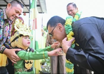 Kadis Pendidikan Kota Padangsidimpuan Lufti Siregar menerika pengalungan bunga dari murid TK.Pertiwi. (IST)